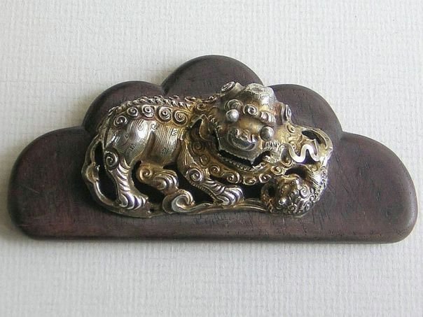 Lion on a zitan piece – (2189)